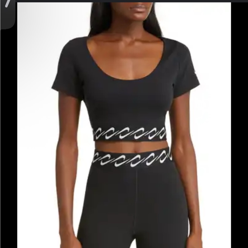 NIKE ESSENTIAL SWOOSH TOP